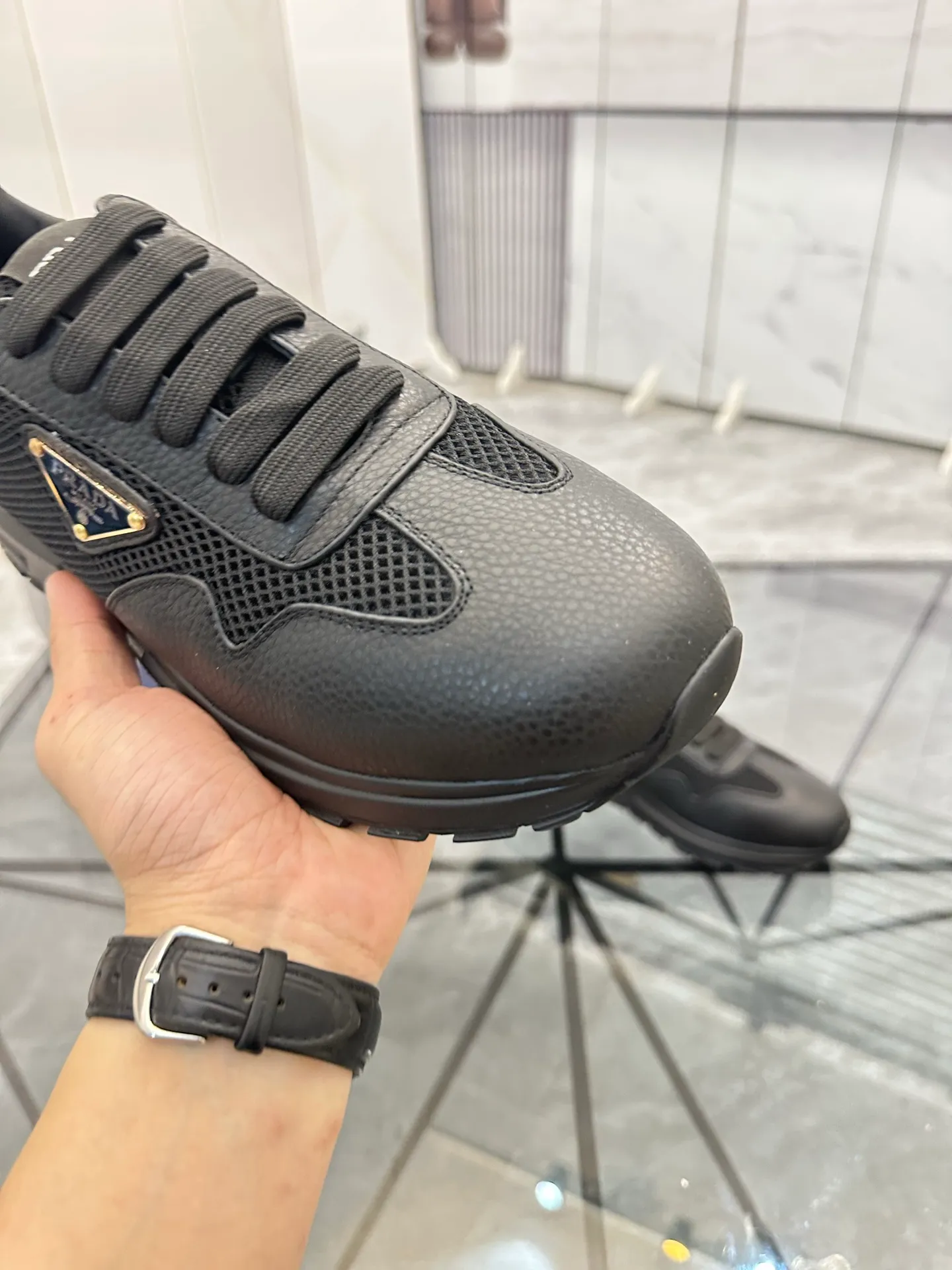 Men's shoes: 💰P600¥ High-end top quality Product trademark: Prada *"Prada*" low-top casual shoes Regular size: 38-45 (can be customized to 46) Product materials: imported first-layer cowhide stitching original material on the upper, water-dyed cowhide lining, cowhide foot pads, original outsole. No.: 001